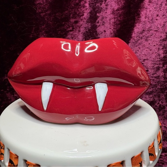 DW Home Goodies HTF Halloween Vampire Red Lips 'Forbidden Kiss' 2 Wick Candle - Picture 2 of 9